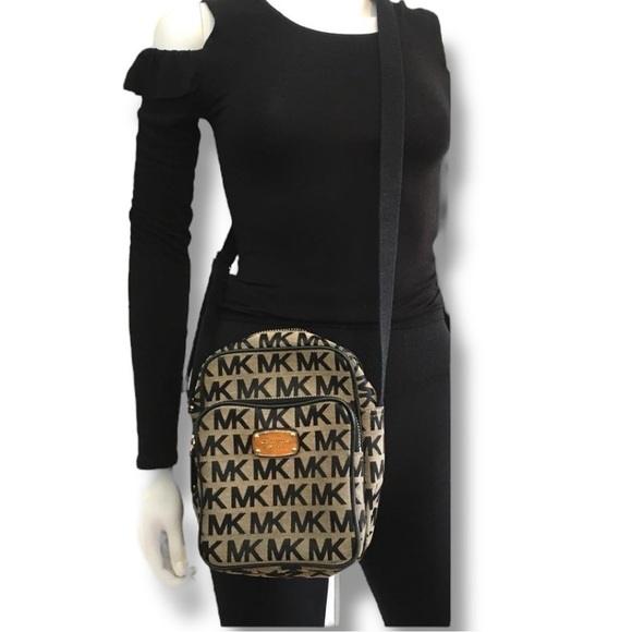 Vintage MICHAEL KORS BEDFORD ZIP CROSSBODY BAG 7 x 9 x 4 Like New Tan/Black - Picture 3 of 12